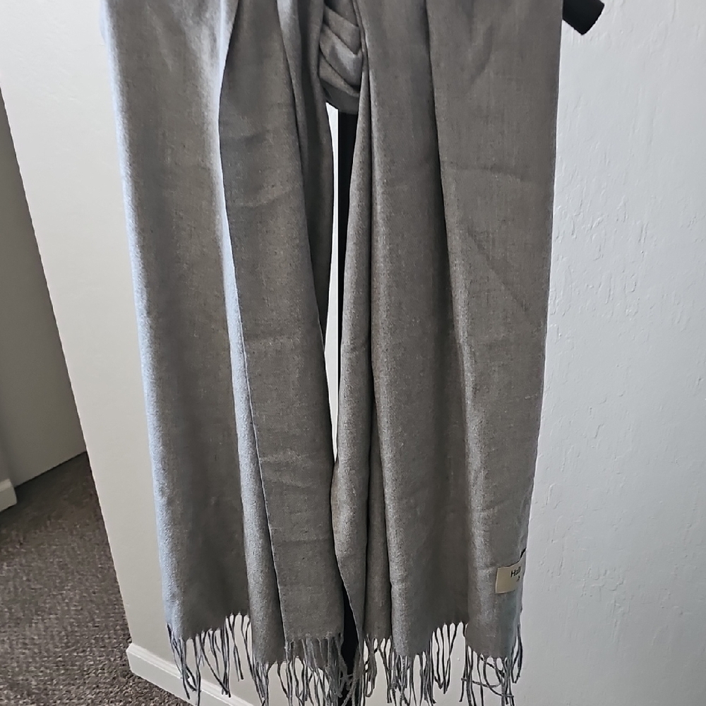 HALARA Soft Gray Scarf with Fringe